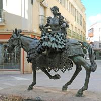 Escultura en bronce a la mujer en Jamuga 