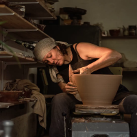 La artista Montserrat Carafí, trabajando el barro.
